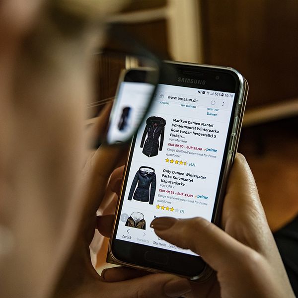 Visual guide on using an e-commerce platform to sell clothing items, showcasing the e-commerce website's features.